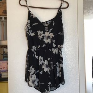Audrey 3+1 floral romper. Size M.